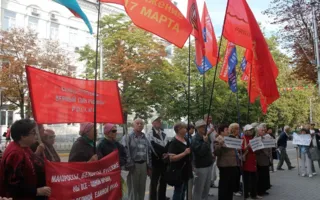 На пикете под городским советом призывы уже звучат не к депутатам, а к севастопольцам