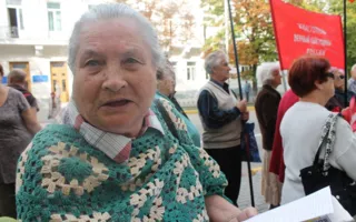 На пикете под городским советом призывы уже звучат не к депутатам, а к севастопольцам