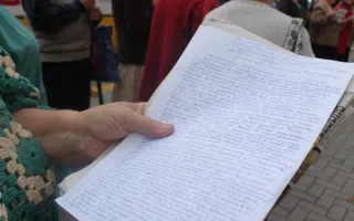 На пикете под городским советом призывы уже звучат не к депутатам, а к севастопольцам