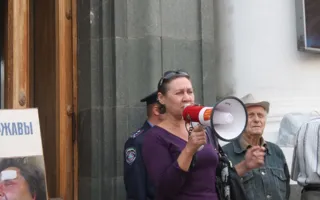 На пикете под городским советом призывы уже звучат не к депутатам, а к севастопольцам