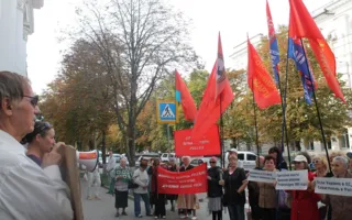 На пикете под городским советом призывы уже звучат не к депутатам, а к севастопольцам