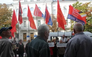 На пикете под городским советом призывы уже звучат не к депутатам, а к севастопольцам