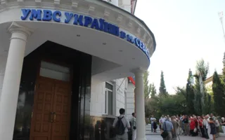 Большаков пикетом под УМВД добился, чтобы у него забрали вещдоки избиения матери
