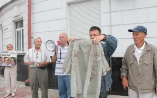 Большаков пикетом под УМВД добился, чтобы у него забрали вещдоки избиения матери
