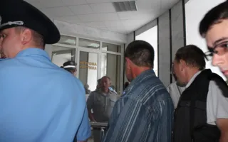 Большаков пикетом под УМВД добился, чтобы у него забрали вещдоки избиения матери