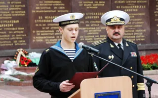 Курсанты Военно-морского лицея приняли торжественную присягу на площади Нахимова 