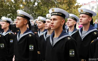 Курсанты Военно-морского лицея приняли торжественную присягу на площади Нахимова 