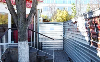 В районе Артбухты заборами перегорожен переулок