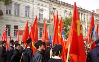 В Севастополе не отреклись от традиции и подняли красное знамя в честь 69-ой годовщины освобождения Украины