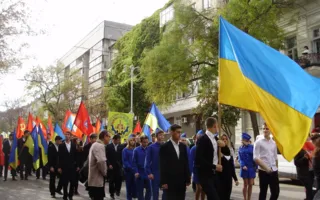 В Севастополе не отреклись от традиции и подняли красное знамя в честь 69-ой годовщины освобождения Украины