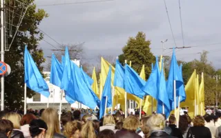 В Севастополе не отреклись от традиции и подняли красное знамя в честь 69-ой годовщины освобождения Украины