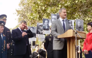 В Севастополе не отреклись от традиции и подняли красное знамя в честь 69-ой годовщины освобождения Украины