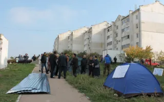 Жители Маринеско, 11, заблокировали стройплощадку палатками 