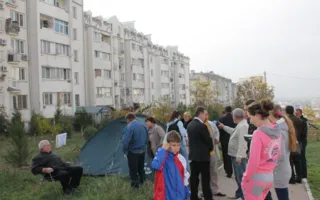 Жители Маринеско, 11, заблокировали стройплощадку палатками 