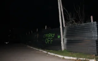 В Севастополе под покровом ночи был снесён строительный забор на пришкольной территории