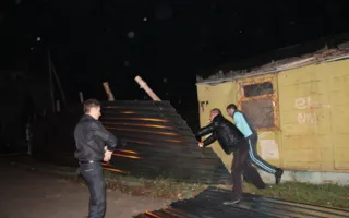 В Севастополе под покровом ночи был снесён строительный забор на пришкольной территории
