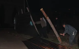 В Севастополе под покровом ночи был снесён строительный забор на пришкольной территории