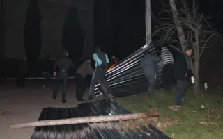 В Севастополе под покровом ночи был снесён строительный забор на пришкольной территории