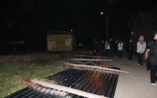 В Севастополе под покровом ночи был снесён строительный забор на пришкольной территории