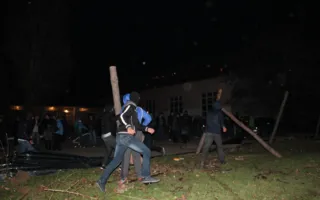 В Севастополе под покровом ночи был снесён строительный забор на пришкольной территории