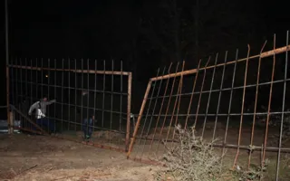 В Севастополе под покровом ночи был снесён строительный забор на пришкольной территории