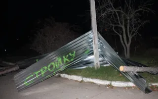 В Севастополе под покровом ночи был снесён строительный забор на пришкольной территории