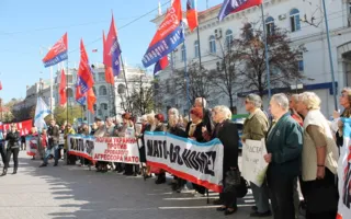 Антинатовские пикетчики на понятном для «оккупантов» языке объясняли, почему им надо убираться вон 