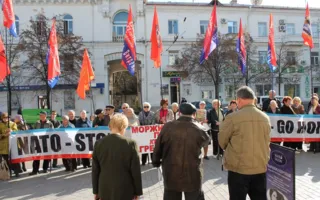 Антинатовские пикетчики на понятном для «оккупантов» языке объясняли, почему им надо убираться вон 