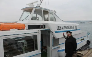 В Севастополе в знак «исхода» белой армии из Крыма опустили на воду венок