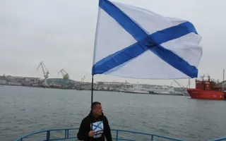 В Севастополе в знак «исхода» белой армии из Крыма опустили на воду венок