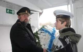 В Севастополе в знак «исхода» белой армии из Крыма опустили на воду венок