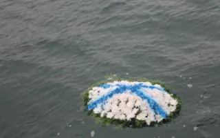 В Севастополе в знак «исхода» белой армии из Крыма опустили на воду венок