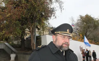 В Севастополе в знак «исхода» белой армии из Крыма опустили на воду венок