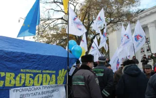 На «ЗаТаможенном» митинге в Севастополе взвод милиции охранял палатку ВО «Свободы»