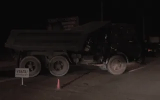 В Севастополе на Камышовом шоссе КамАЗ сбил молодого человека