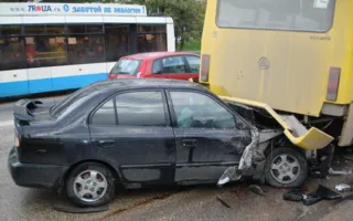 Автомобиль «Hyundai» влетел в стоящий на остановке автобус «Богдан»