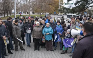 Два противоборствующих лагеря евроинтеграции устроили позиционные стояния в Севастополе