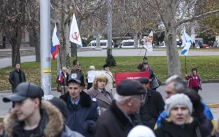 Два противоборствующих лагеря евроинтеграции устроили позиционные стояния в Севастополе