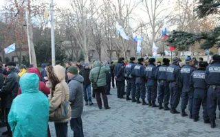 В Севастополе сторонников «Евромайдана» закидали яйцами и без драки не отпустили домой