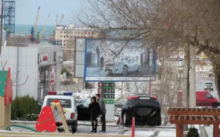 В Севастополе автомобиль «Toyota» нырнул с полутораметровой высоты