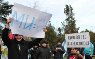  В Севастополе сторонники и противники «Евромайдана» схлестнулись в борьбе за креатив: морковка и вазелин против «врагов Украины» в сале