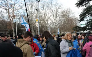  В Севастополе сторонники и противники «Евромайдана» схлестнулись в борьбе за креатив: морковка и вазелин против «врагов Украины» в сале
