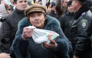  В Севастополе сторонники и противники «Евромайдана» схлестнулись в борьбе за креатив: морковка и вазелин против «врагов Украины» в сале