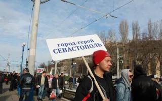 Поезд «бойцов Антимайдана» в Севастополе встречали с оркестром и поросёнком