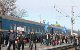 Поезд «бойцов Антимайдана» в Севастополе встречали с оркестром и поросёнком