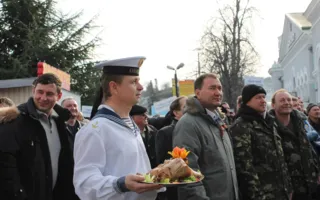 Поезд «бойцов Антимайдана» в Севастополе встречали с оркестром и поросёнком
