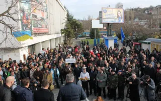 Поезд «бойцов Антимайдана» в Севастополе встречали с оркестром и поросёнком
