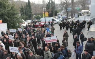 Поезд «бойцов Антимайдана» в Севастополе встречали с оркестром и поросёнком
