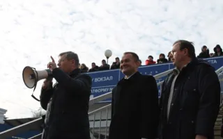Поезд «бойцов Антимайдана» в Севастополе встречали с оркестром и поросёнком