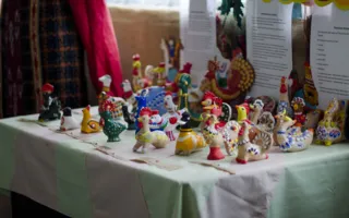 «Здесь русский дух»: открылась выставка народных глиняных игрушек